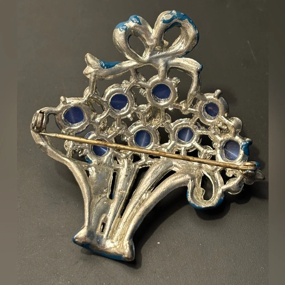 Vintage 1940s unsigned Coro moonglow carbochon blue stones flower basket brooch